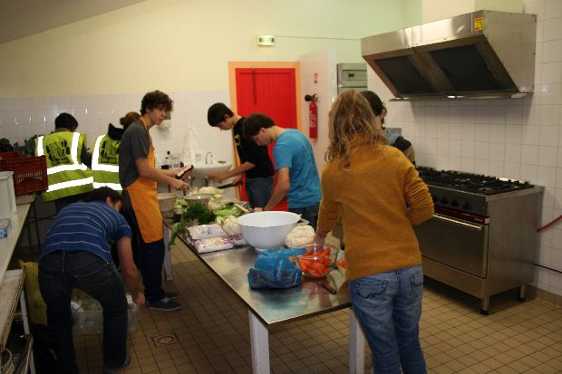 Préparation du repas des bénévoles par les jeunes du CAC